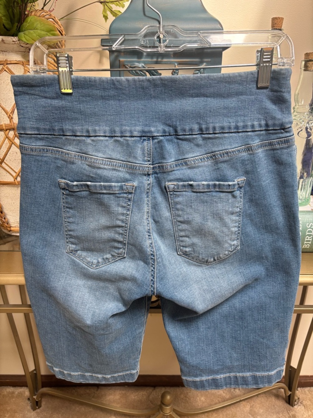 Gloria Vanderbilt “Amanda” Pull-on” Slimming Light Blue Wash Bermuda Shorts Sz 4 - Picture 2 of 6